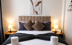 Cosy Apartment Near Beach & Airport